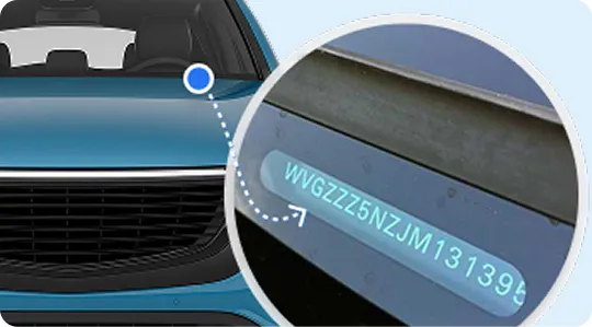Stå utanför bilen på förarsidan och titta genom vindrutan. VIN-numret är vanligtvis ingraverat på en liten platta vid basen av instrumentbrädan.